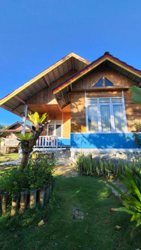 une maison avec une clôture devant elle dans l'établissement Serenity homestay, à Mamasa