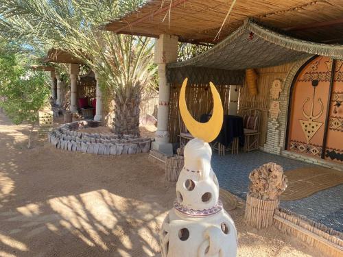 a statue of a cat with a moon on its head at Tente et Restaurant ElBey in Douz