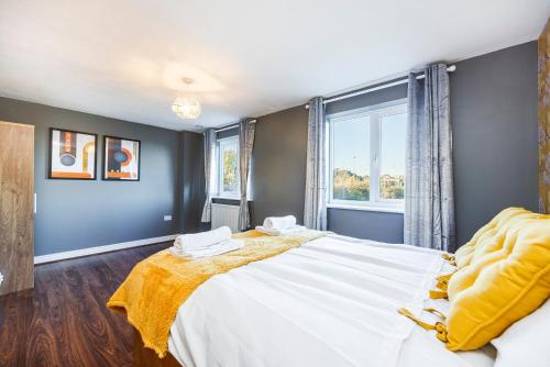 sypialnia z dużym łóżkiem i oknem w obiekcie Beautiful Large rooms in Ashford w mieście Willesborough