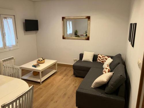 ein Wohnzimmer mit Sofa und Tisch in der Unterkunft Loyola Family&Friends in Loyola