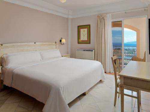 Ένα ή περισσότερα κρεβάτια σε δωμάτιο στο Hotel Las Águilas Tenerife, Affiliated by Meliá