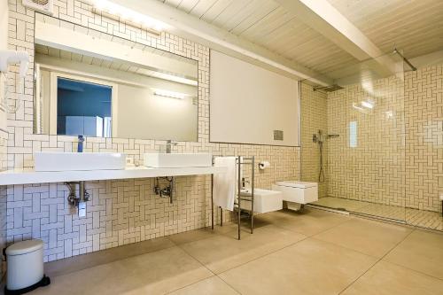 a bathroom with two sinks and a mirror at Le Suite in Polistena
