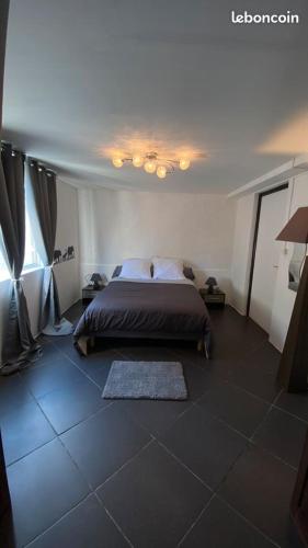 um quarto com uma cama grande em um quarto em TI KAZ PIROGUE em Étang-Salé les Bains