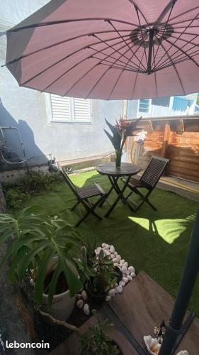 Um jardim no exterior de TI KAZ PIROGUE