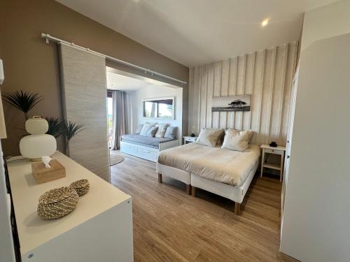 une chambre avec un lit et un salon dans l'établissement Maison première ligne Tocade2, à Andernos-les-Bains