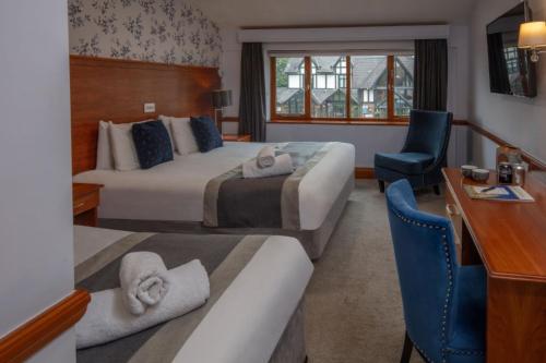 ein Hotelzimmer mit einem Bett, einem Schreibtisch und einem Stuhl in der Unterkunft Best Western Gables Hotel in Falfield