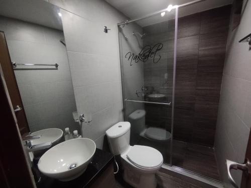 een badkamer met een douche, een toilet en een wastafel bij RH03 Riohacha apartamento perfecto para trabajar o vacacionar frente a la playa in Ríohacha