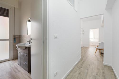GuestHost - Cagnola Cozy Apartament with Balcony