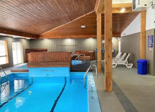 una grande piscina in un edificio con soffitto in legno di Cozy condo. Full resort access. Great for couples and families. a Claysburg