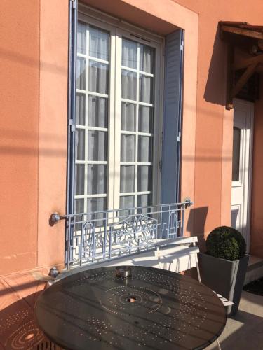 a table sitting outside of a building with a window at Villa Liberté in Villejuif