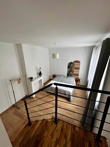 Cette petite chambre comprend un lit et un escalier. dans l'établissement Maison hyper centre de dunkerque, à Dunkerque