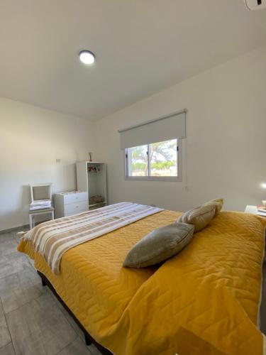Casa del Valle Merlo في ميرلو: غرفة نوم بسرير كبير عليها مخدات