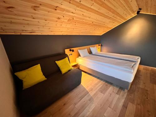 a bedroom with a bed and a couch at NORDIC Apartamente Păltiniș in Păltiniş
