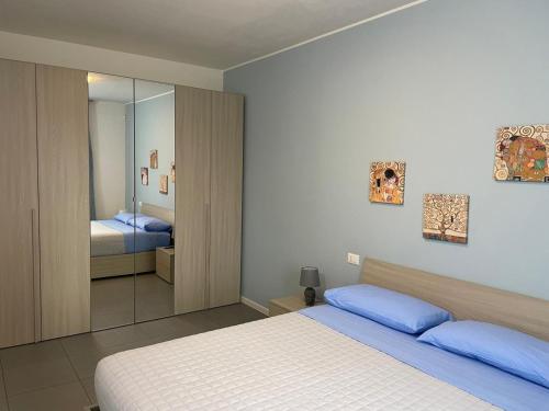 a bedroom with two beds and a mirror at MyCosmoStudio - Fiera in Pero
