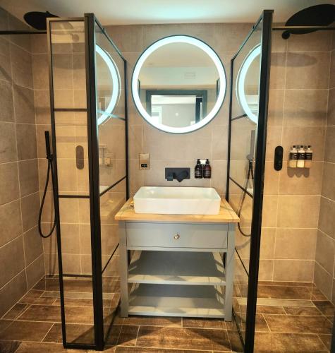 Un baño de Pinnacle Suites Hotel