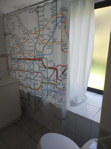 a map on the wall of a bathroom with a toilet at B&B Santo Domingo Chile ENGLISH SPOKEN Gran Departamento compartido frente al mar PARQUE TRICAO bird sanctuary 14kms 9miles away DESAYUNO ESTACIONAMIENTO Y WIFI GRATIS Free parking wifi and breakfast in Santo Domingo