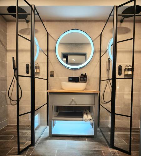 Un baño de Pinnacle Suites Hotel
