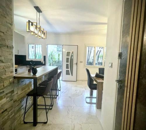 une cuisine et une salle à manger avec une table et des chaises dans l'établissement Modern 3 rooms on the ground floor, à Marseille