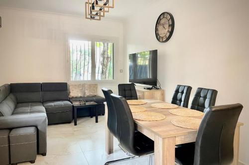 un salon avec une table et des chaises en bois dans l'établissement Modern 3 rooms on the ground floor, à Marseille