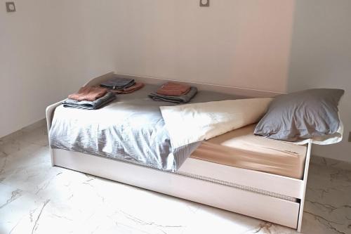 - un lit dans un dortoir doté de serviettes dans l'établissement Modern 3 rooms on the ground floor, à Marseille