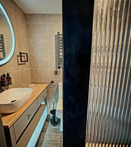 Un baño de Pinnacle Suites Hotel