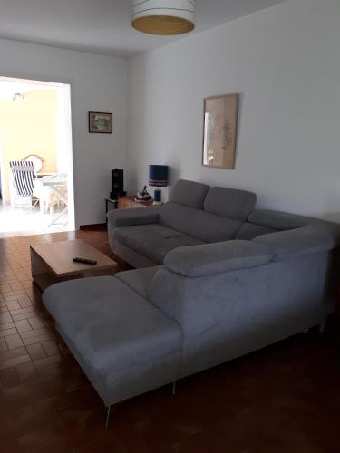 un salon avec un canapé et une table dans l'établissement Maison confortable à Vendres, 87 m², proche plage, à Vendres