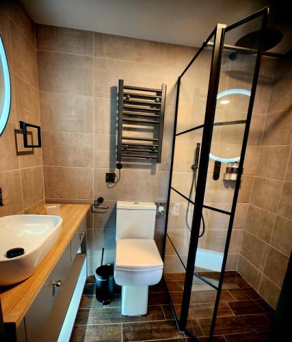 Un baño de Pinnacle Suites Hotel