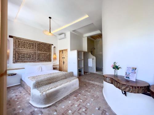 pokój hotelowy z 2 łóżkami i stołem w obiekcie Dar Salam Souss w mieście Tarudant