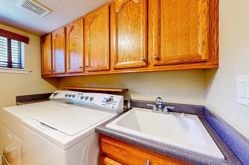 Il comprend une petite cuisine avec un évier et un lave-linge. dans l'établissement Casa de Canyon, à Flagstaff
