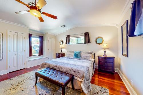 - une chambre avec un lit et un ventilateur de plafond dans l'établissement Casa de Canyon, à Flagstaff