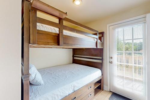 ein Schlafzimmer mit Etagenbetten und einem Fenster in der Unterkunft Lazy River, Lazy Days in Shoreline Park