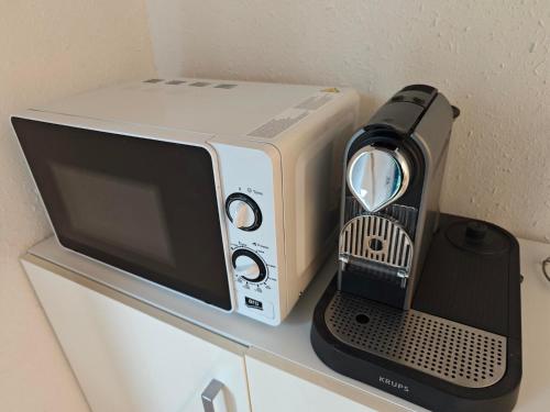 a microwave and a toaster oven sitting on a counter at Appartment Mühlberg Obermühle in Kirchensittenbach