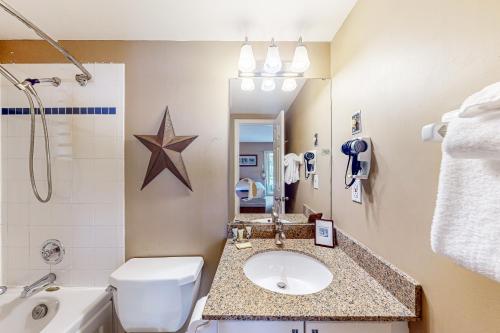 Un baño con lavabo, inodoro y bañera. en Condo 708 at North Creek Resort, en Blue Mountains