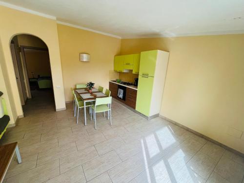 a kitchen and dining room with a table and chairs at Cozy Apartment with Pool, near Beach and Center in Santa Maria