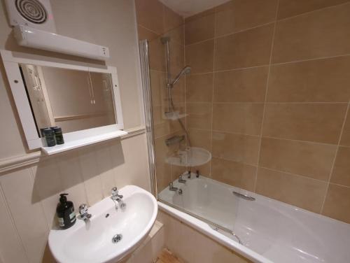 ein Bad mit einem Waschbecken, einem WC und einer Dusche in der Unterkunft The Willoughby in Little Bytham