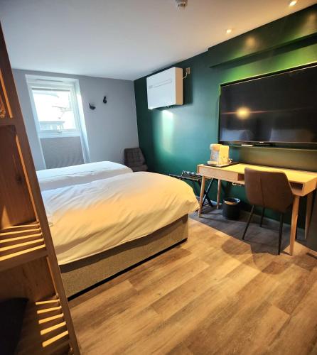 Una cama o camas en una habitación de Pinnacle Suites Hotel