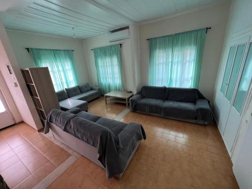 sala de estar con sofá y mesa en 90m2 2 Bedroom Apartment in Myrina Center - Port of Myrina en Mirina