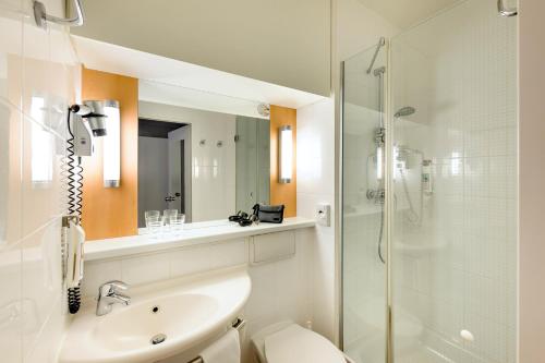 ハンブルクにあるイビス ホテル ハンブルク アルスター セントラムのバスルーム(トイレ、洗面台、シャワー付)