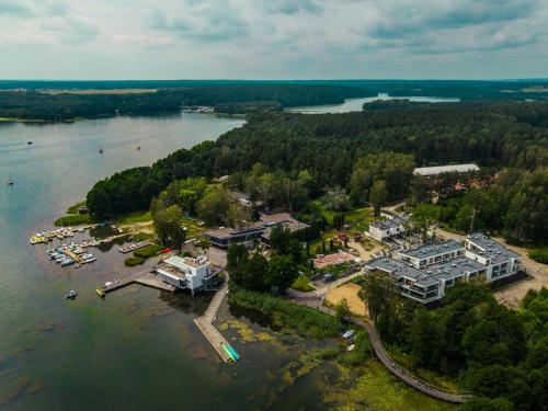 una vista aérea de un complejo en un lago en Apartamenty Olimpijska by RENT4YOU, en Olsztyn