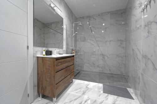 een badkamer met een douche, een wastafel en een spiegel bij Casa Ingenio - Exclusive Facility in Ingenio