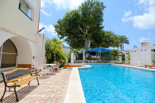 Bazén v ubytování Hotel Maria de Lourdes nebo v jeho okolí