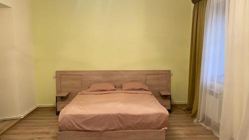 1 dormitorio con 2 almohadas en Asatryan’s Guest House, en Vagharshapat