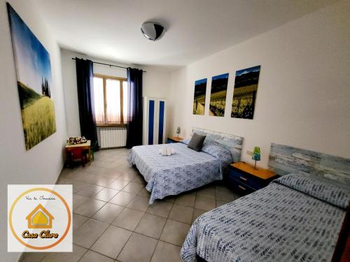 1 Schlafzimmer mit 2 Betten und einem Tisch mit einem Bett in der Unterkunft Casa Clara in Cerreto Guidi