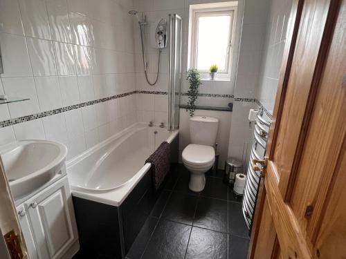 Baðherbergi á CONTRACTORS OR FAMILY HOUSE - M1 Nottingham - IKEA RETAIL PARK - CATKIN DRIVE - 2 Bed Home with Driveway, private garden, sleeps 4 - TV'S in all rooms