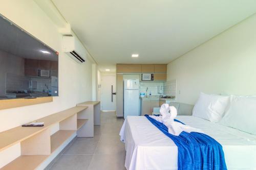 una camera da letto con un letto e un asciugamano sopra di Villa Del Mar #101 - Suíte em Porto por Carpediem a Porto De Galinhas