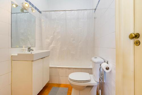 bagno bianco con servizi igienici e lavandino di 4BR Lisbon Apartament - Excellent Location a Lisbona