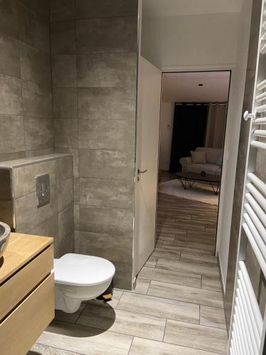 uma casa de banho com um WC e um lavatório em Maison indépendante 