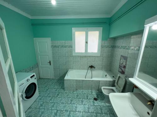 Ένα μπάνιο στο 45m2 1 Bedroom Apartment in Myrina Center - Port of Myrina
