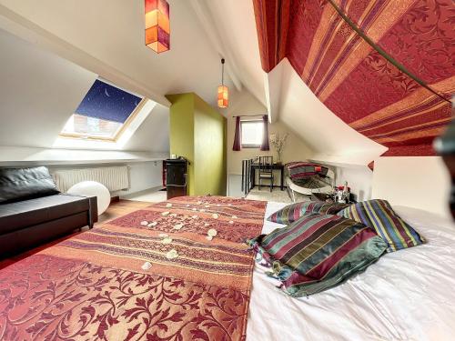 a bedroom with a large bed and a window at Suite de luxe avec espace salon et balnéo à la campagne in Opprebais