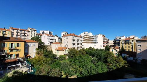 une vue d'une ville avec des bâtiments et des arbres dans l'établissement Sunny Mercury - Room in Apartment, à Cannes